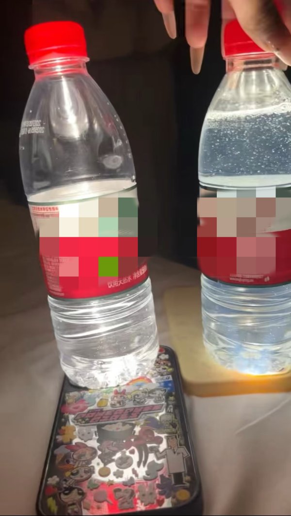 新富策略 游客在酒店喝到“矿泉水瓶装的不明液体” 官方：取样送检显示含洗涤剂